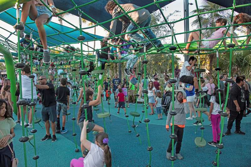 Losner Park только что открылся, и сегодня здесь очень много детей