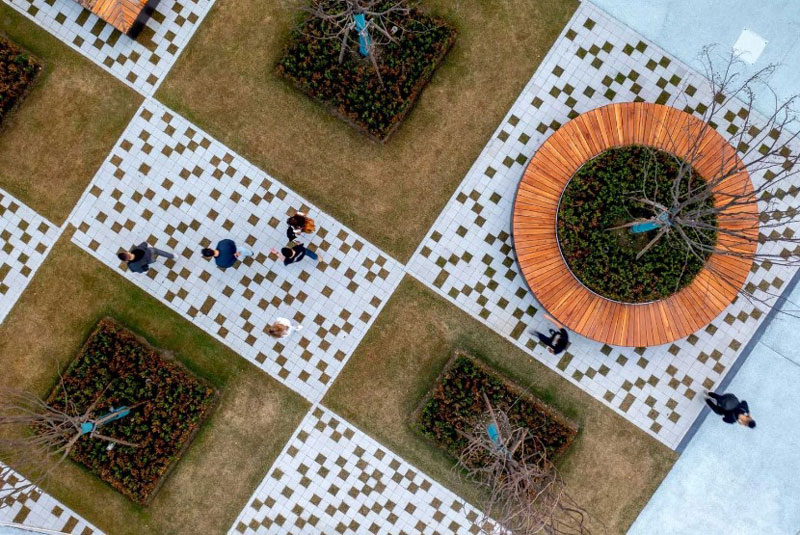 Coded Garden: уютный «Кодированный сад», спрятанный между зданиями, где сотрудники и гости могут насладиться тишиной и отдыхом.